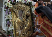 Чудотворная Тихвинская икона Божией Матери перенесена на летний период в Успенский собор Тихвинского монастыря